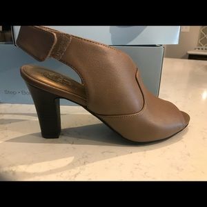 Life Stride Taupe heels